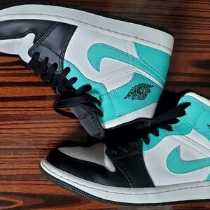 Jordan Women’s High-Top Sneakers in Teal, Black & White Size 8.5